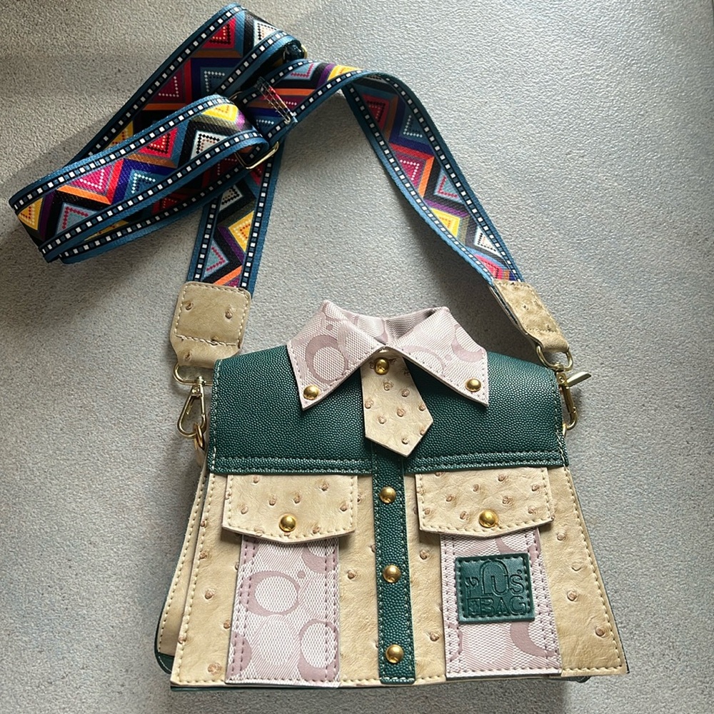 One of a kind purse, interchangeable strap. How cute is this?!